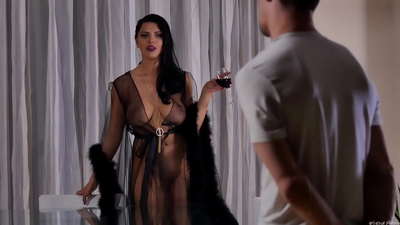 Slut Kira Banríona cuireadh a chomharsa le haghaidh tae agus fucked air ar an tábla dinnéar